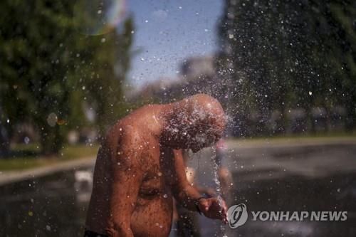 지난달 스페인에서 더위 식히는 남성