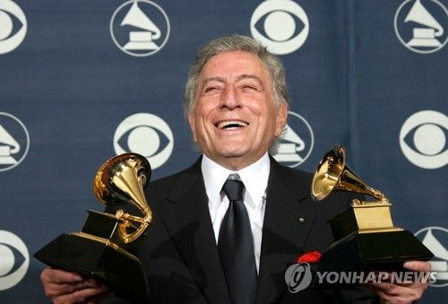 2007년 그래미상 시상식에서 상 받는 토니 베넷