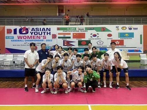 네팔과 경기를 마치고 기념사진을 찍은 한국 여자청소년 대표팀.