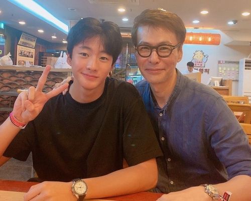 가수 윤상(오른쪽)·아들 이찬영 군(왼쪽)