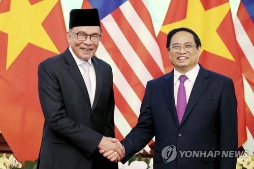 안와르 이브라힘 말레이시아 총리(왼쪽)와 팜 민 찐(오른쪽) 베트남 총리 