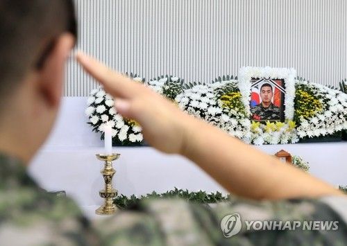 조문하는 해병대원