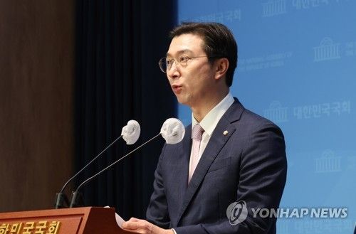 논평 발표하는 강민국 수석대변인