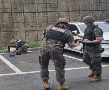 국제우편물 조사하는 군 요원들
