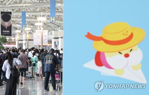 휴가철 앞두고 붐비는 인천공항