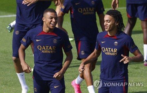 훈련하는 음바페…PSG, 10년간 1조4천억원 계약 제안
