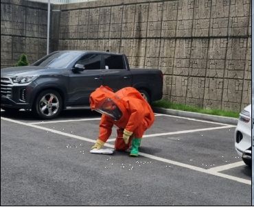 국제우편물 조사하는 모습