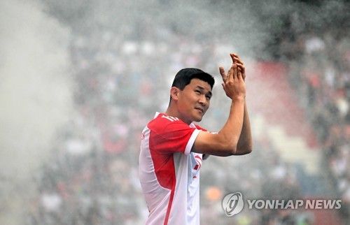 바이에른 뮌헨 팀 소개 행사에서 팬들에게 인사하는 김민재