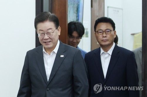 최고위서 입장하는 이재명-박광온