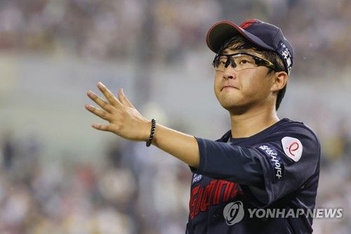 더그아웃으로 향하는 박세웅