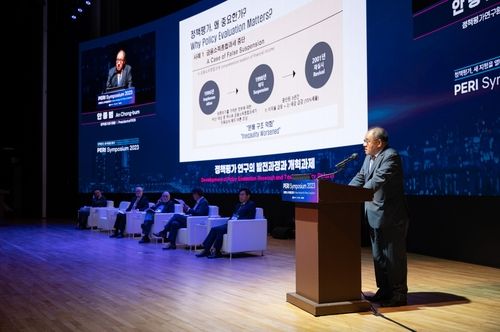 정책평가연구원(PERI) 심포지엄 인사말하는 안종범 원장