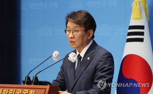 브리핑하는 권칠승 수석대변인