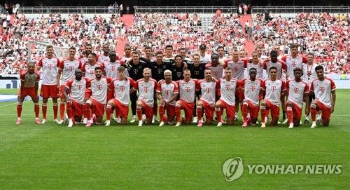 바이에른 뮌헨 팀 단체 사진. 맨 윗줄 5번째가 김민재, 그 왼쪽이 뮐러.