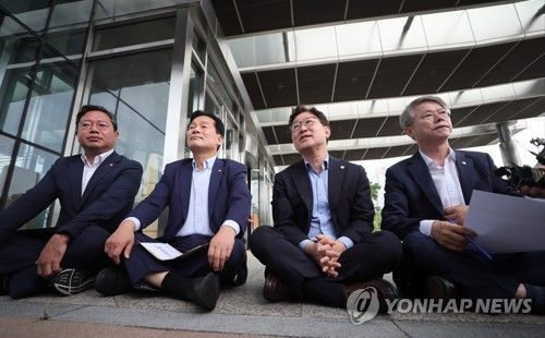 수원지검 앞에서 농성하는 민주당 의원들