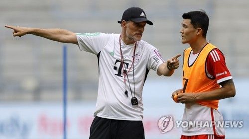 공개 훈련에서 토마스 투헬 감독의 지시 받는 김민재