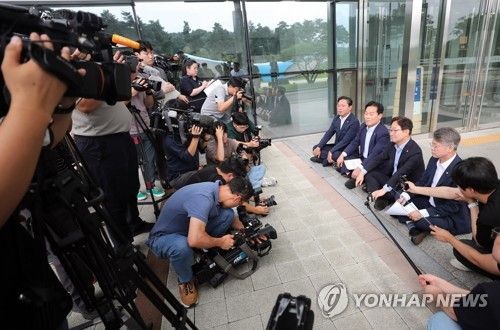 수원지검장 면담 요구하는 민주당 의원들