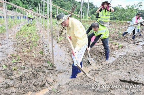 수해복구 봉사활동 나선 홍준표 대구시장