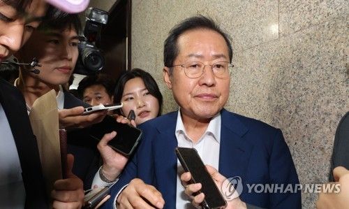 기자 질문 받는 홍준표 대구시장