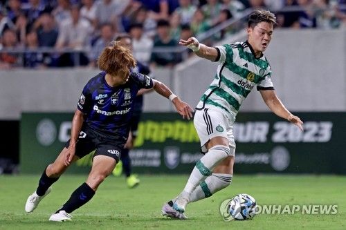 셀틱에서 뛰고 있는 오현규(오른쪽)