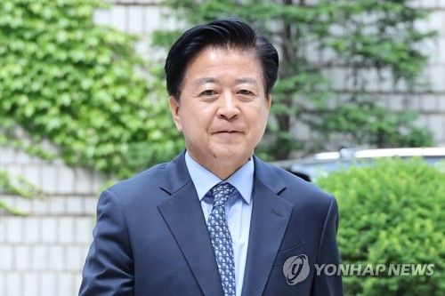 노웅래, '뇌물 수수 혐의' 공판 출석