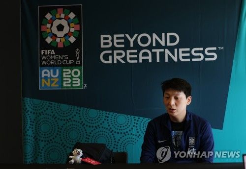 취재진과 인터뷰하는 박은선