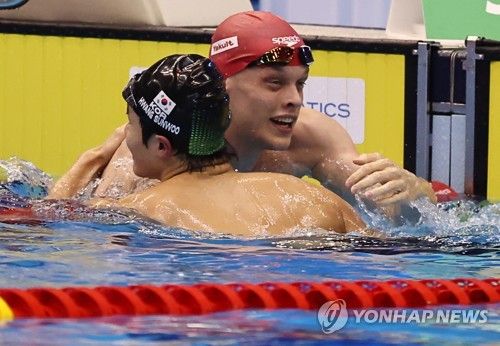 포옹하는 황선우-매슈 리처즈