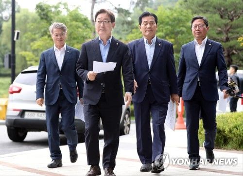 수원지검 항의 방문한 민주당 의원들