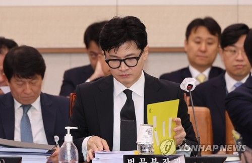 자료 살펴보는 한동훈 법무부 장관