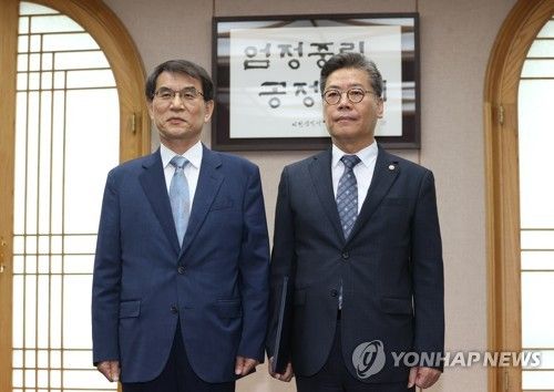 기념촬영하는 김용빈 선관위 사무총장