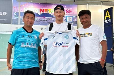 홍콩 레인저스FC에 입단한 수비수 마상훈(가운데)