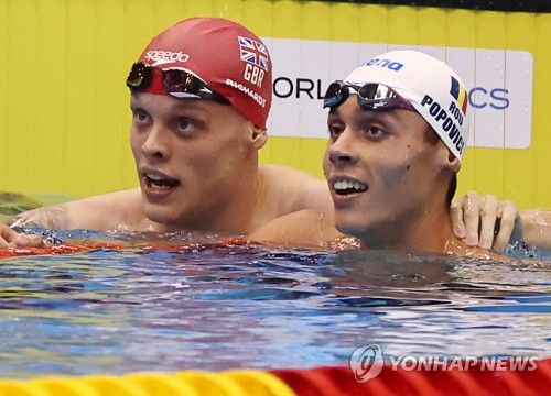 기록 확인하는 매슈 리처드-다비드 포포비치