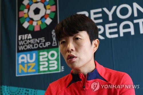 인터뷰하는 주장 김혜리