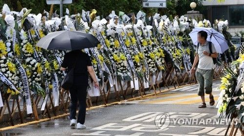 학교 앞에 놓인 추모 화환