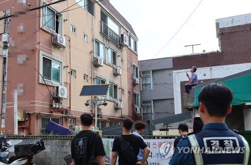 인천 빌라서 지인 찌른 50대…경찰과 대치
