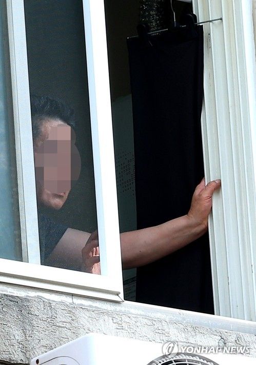 인천 빌라서 지인 찌른 50대…경찰과 대치