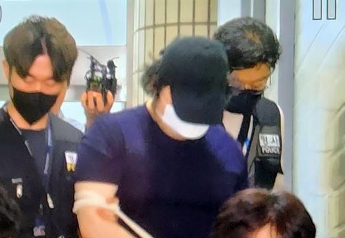 영장 실질심사 향하는 A씨