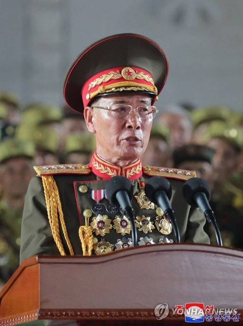 열병식서 연설하는 강순남 북한 국방상
