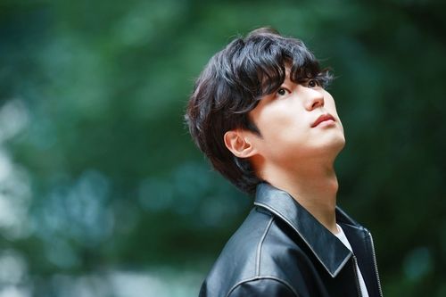 포즈 취하는 배우 안동구