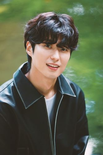 포즈 취하는 배우 안동구