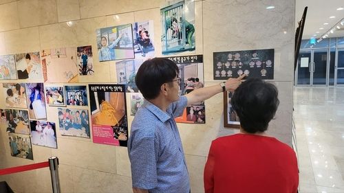 문국한 북한인권국제연대 대표(사진 왼쪽)와 탈북여성 심경숙씨(가명)