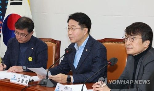 발언하는 조정식 사무총장