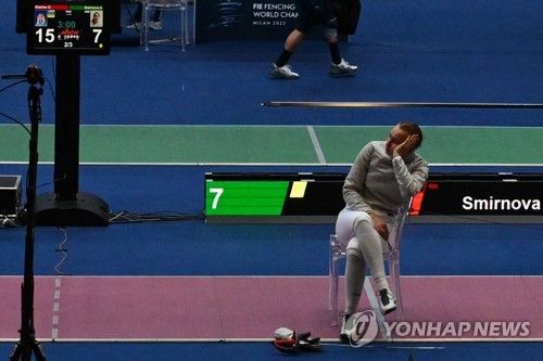 하를란에게 악수 거부당한 뒤 피스트를 떠나지 않는 스미르노바.