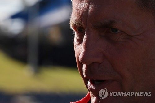 인터뷰 하는 콜린 벨 감독