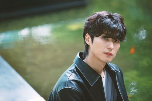 포즈 취하는 배우 안동구