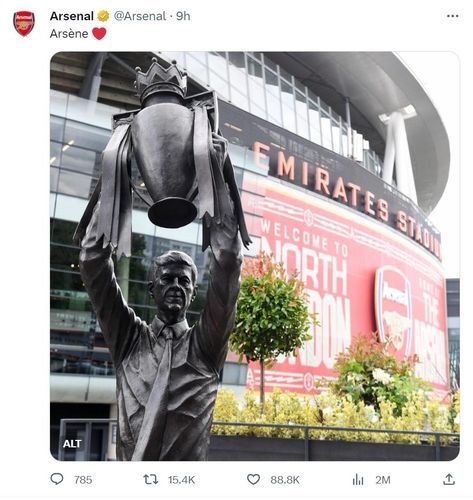 아스널 에미레이츠 스타디움에 세워진 아르센 벵거 감독의 동상