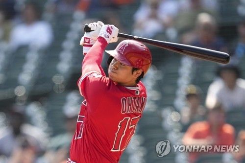 타격하는 오타니