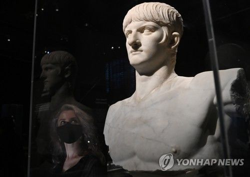 네로 황제의 석고상