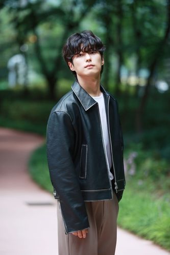 포즈 취하는 배우 안동구