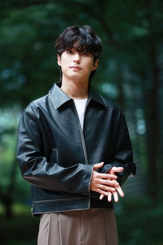 포즈 취하는 배우 안동구