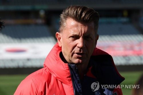 인터뷰 하는 콜린 벨 감독